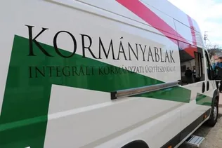 Kományablakbusz borítóképe